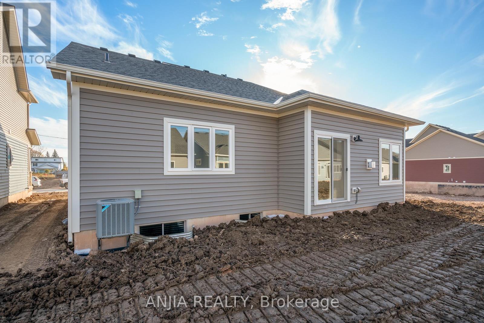 54 Beach Walk Crescent, Fort Erie, Ontario  L0S 1N0 - Photo 45 - X12896408