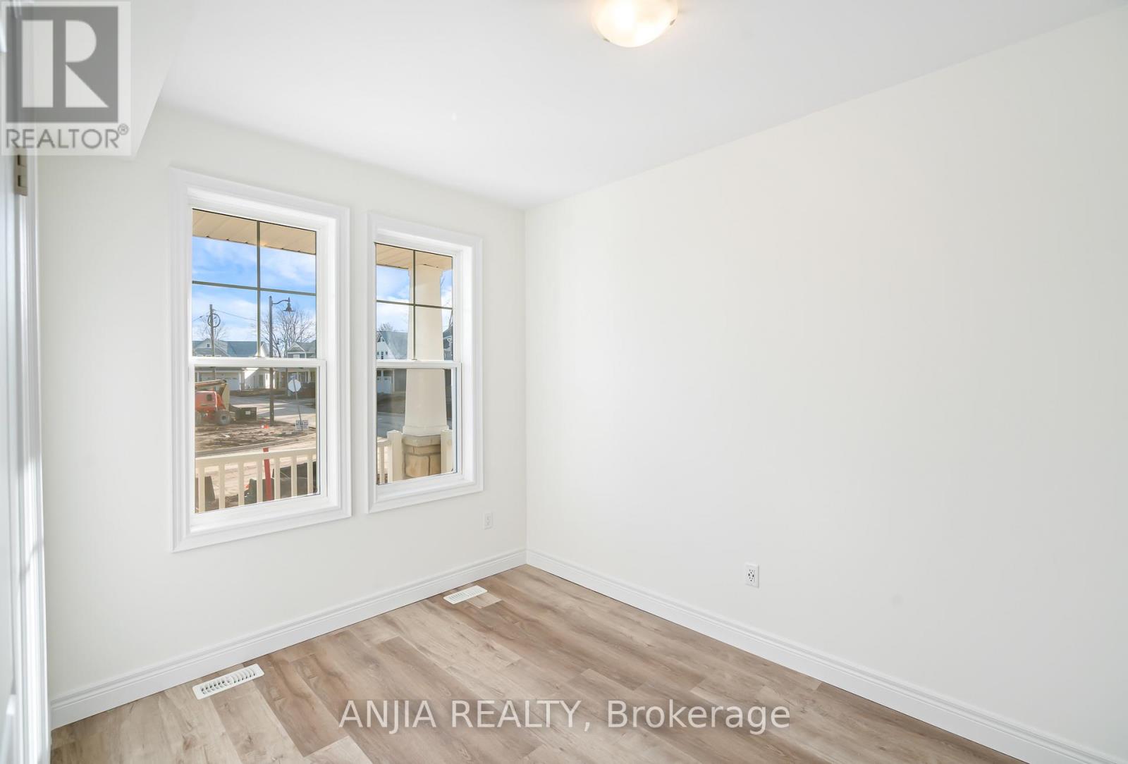 54 Beach Walk Crescent, Fort Erie, Ontario  L0S 1N0 - Photo 8 - X12896408