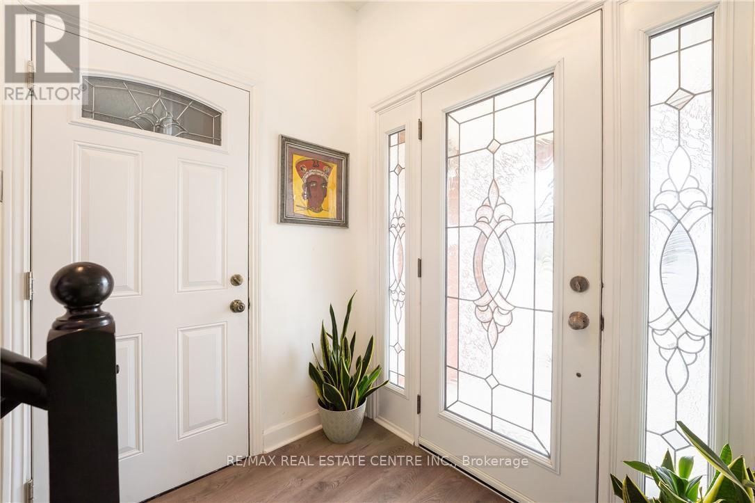 39 Hazelwood Crescent, Cambridge, Ontario  N1R 7T8 - Photo 3 - X12896534