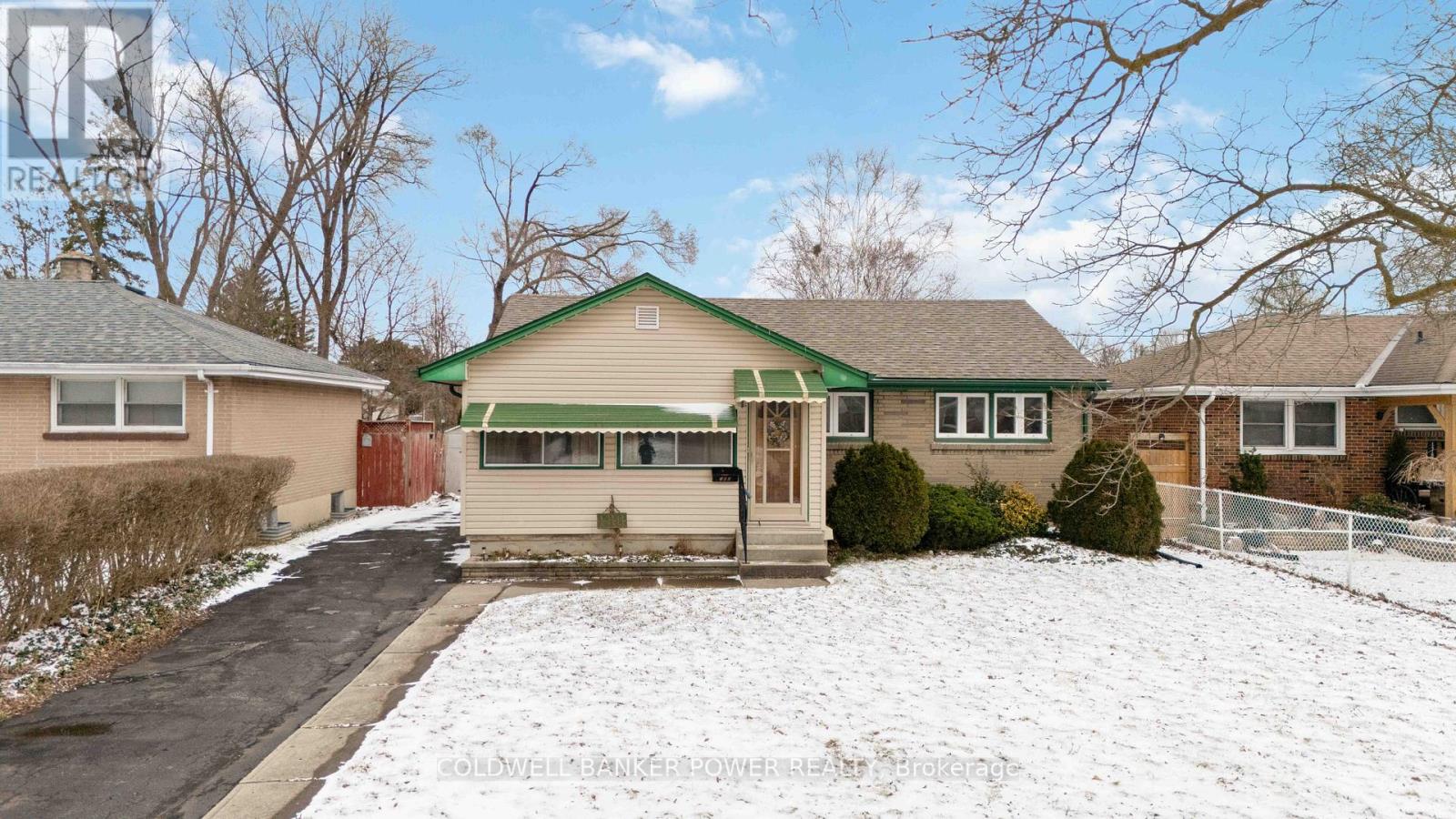 <div class="slider-price">$424,900</div><p>180 Atkinson Boulevard, London East, Ontario</p>