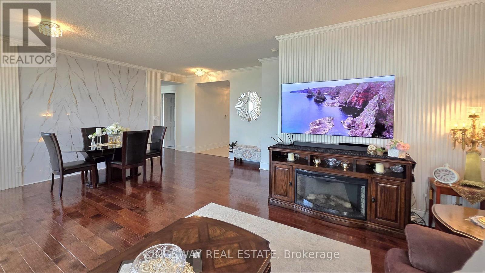 3009 - 3880 Duke Of York Boulevard, Mississauga (City Centre), Ontario  L5B 4M7 - Photo 2 - W12896620