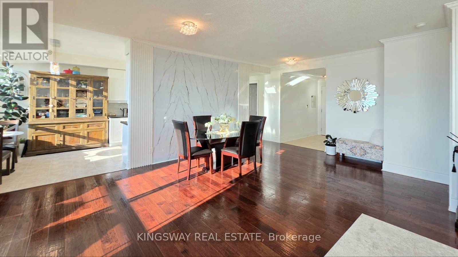 3009 - 3880 Duke Of York Boulevard, Mississauga (City Centre), Ontario  L5B 4M7 - Photo 3 - W12896620