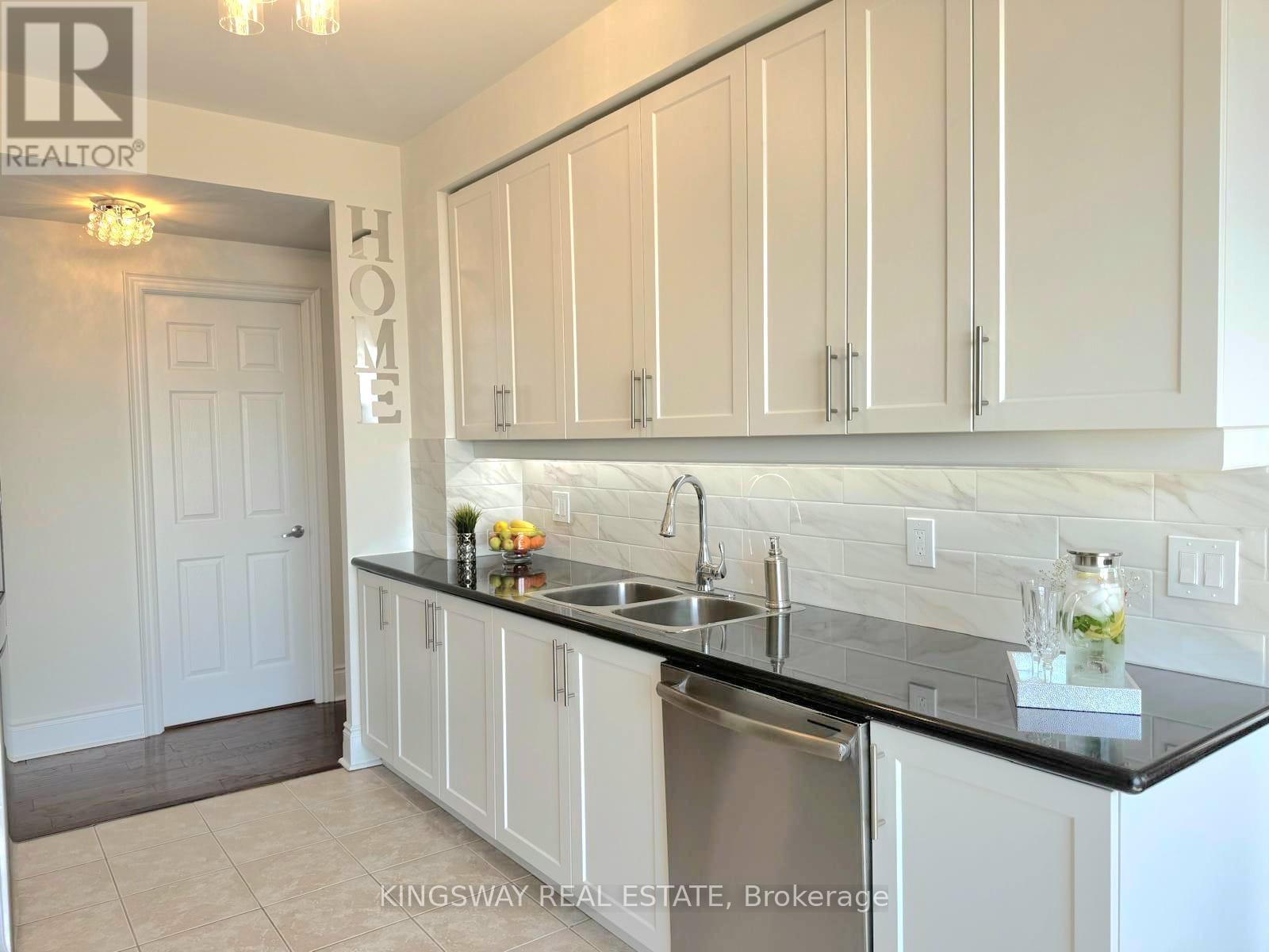 3009 - 3880 Duke Of York Boulevard, Mississauga (City Centre), Ontario  L5B 4M7 - Photo 9 - W12896620