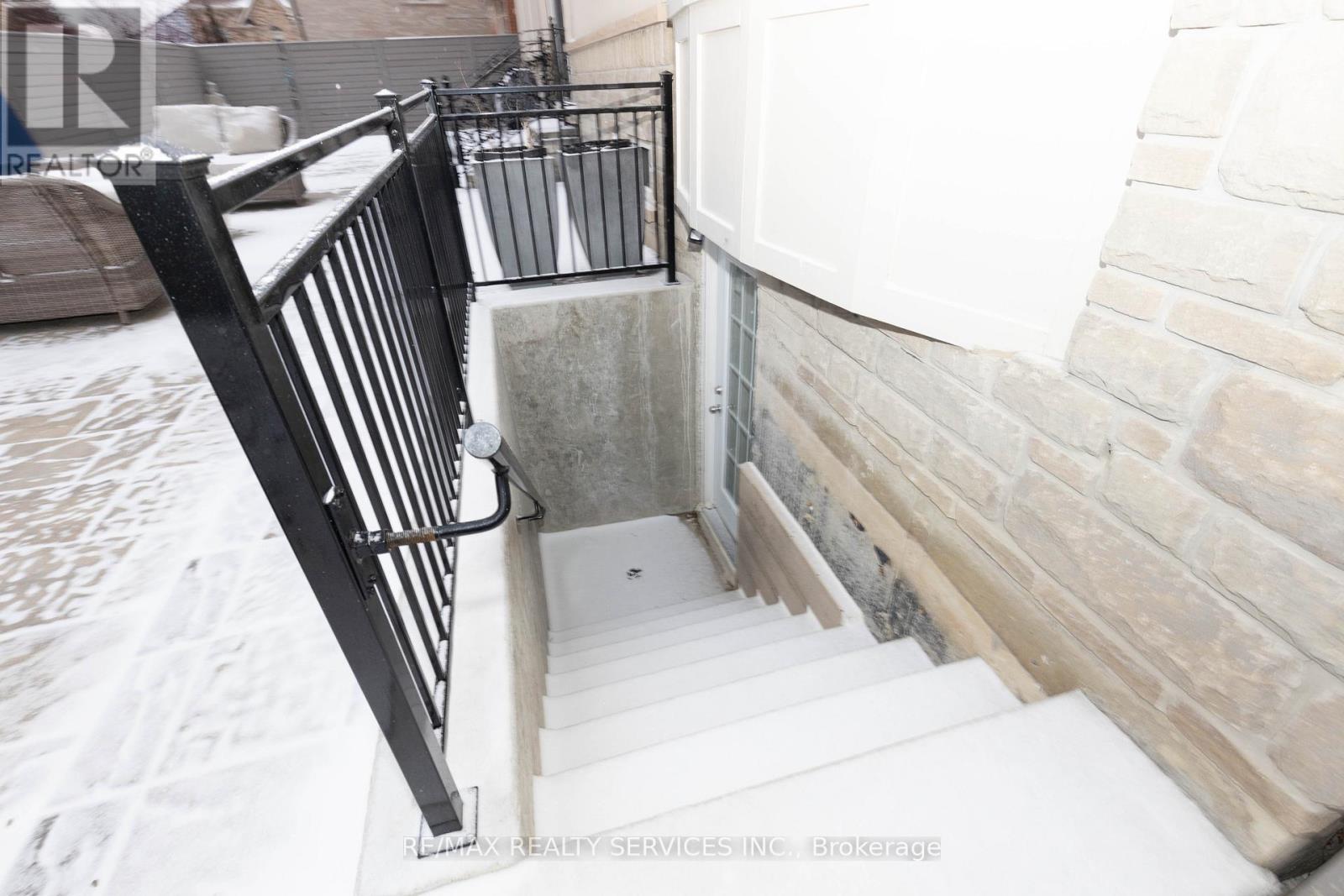 Lower - 132 Bloomsbury Avenue, Brampton (Vales Of Castlemore), Ontario  L6P 2X2 - Photo 2 - W12896622