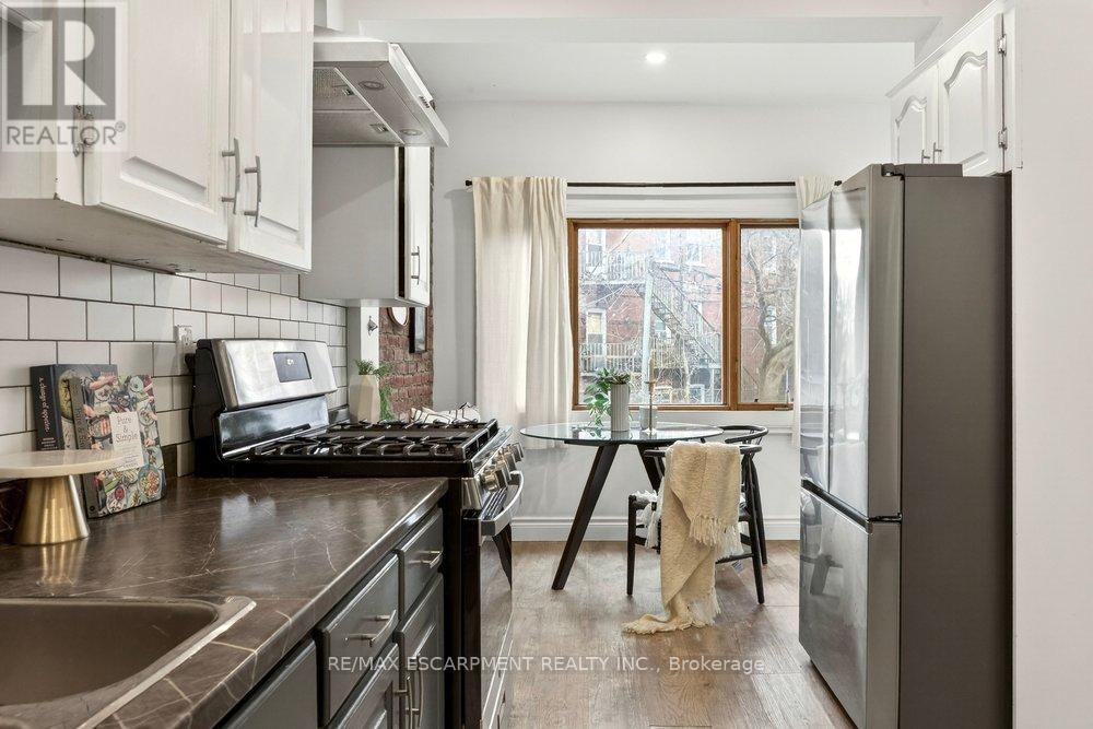 69 Balmoral Avenue S, Hamilton (Delta), Ontario  L8M 3K1 - Photo 6 - X12896642