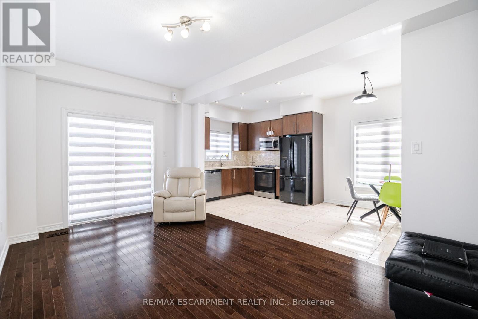 136 Westbank Trail, Hamilton (Stoney Creek Mountain), Ontario  L8J 1R5 - Photo 10 - X12896646