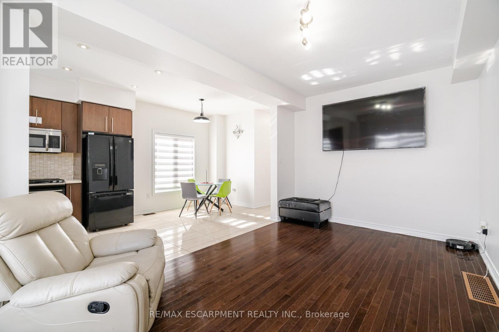 136 Westbank Trail, Hamilton (Stoney Creek Mountain), Ontario  L8J 1R5 - Photo 11 - X12896646