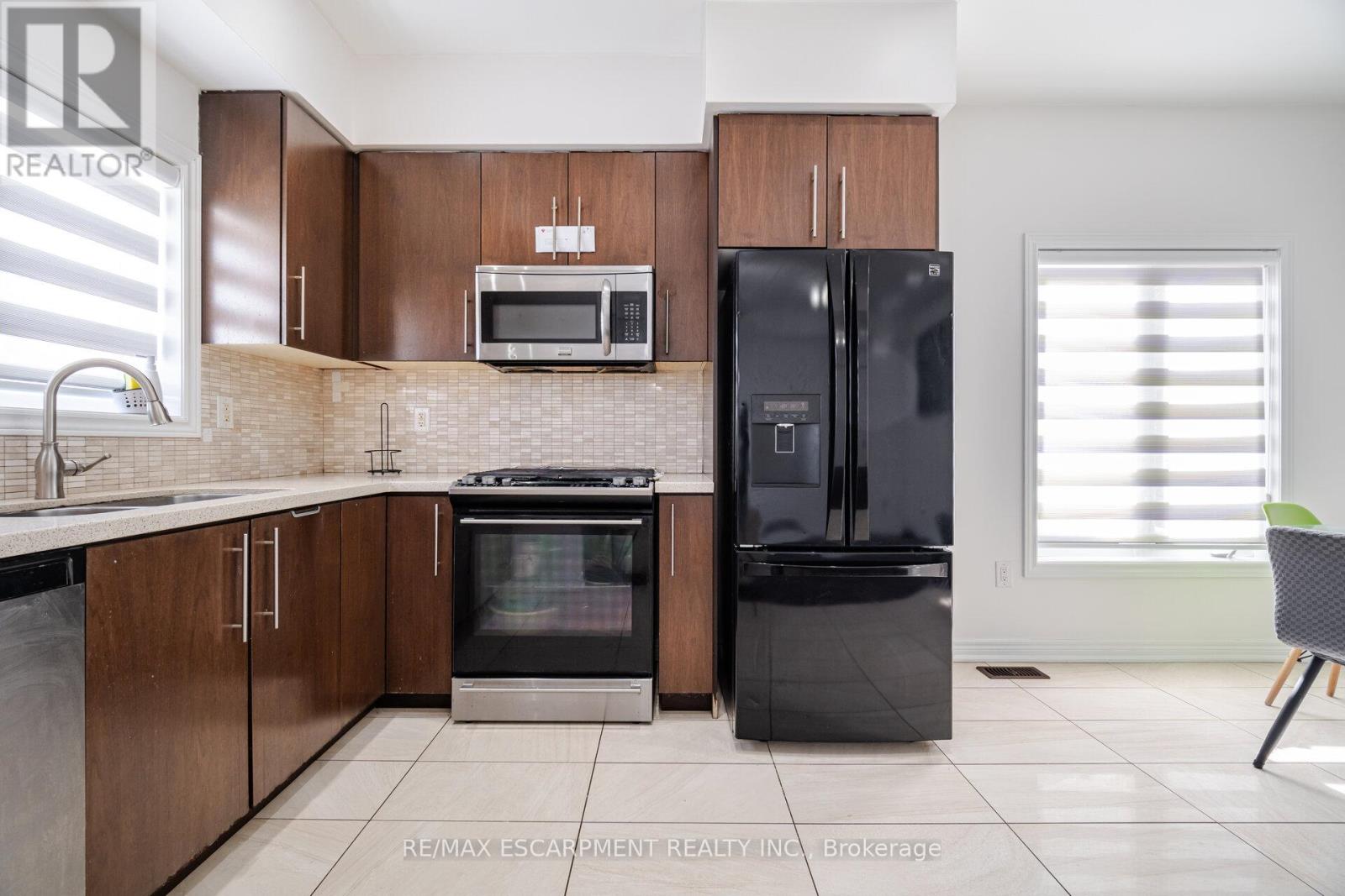 136 Westbank Trail, Hamilton (Stoney Creek Mountain), Ontario  L8J 1R5 - Photo 6 - X12896646