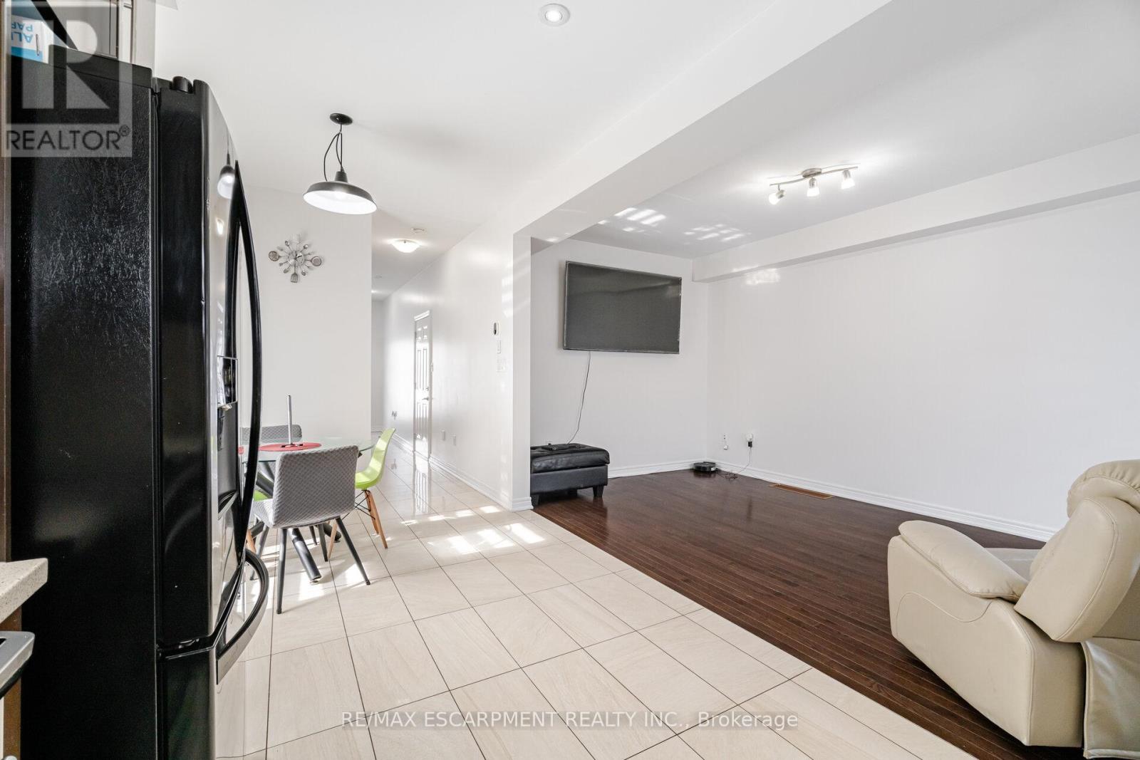 136 Westbank Trail, Hamilton (Stoney Creek Mountain), Ontario  L8J 1R5 - Photo 9 - X12896646