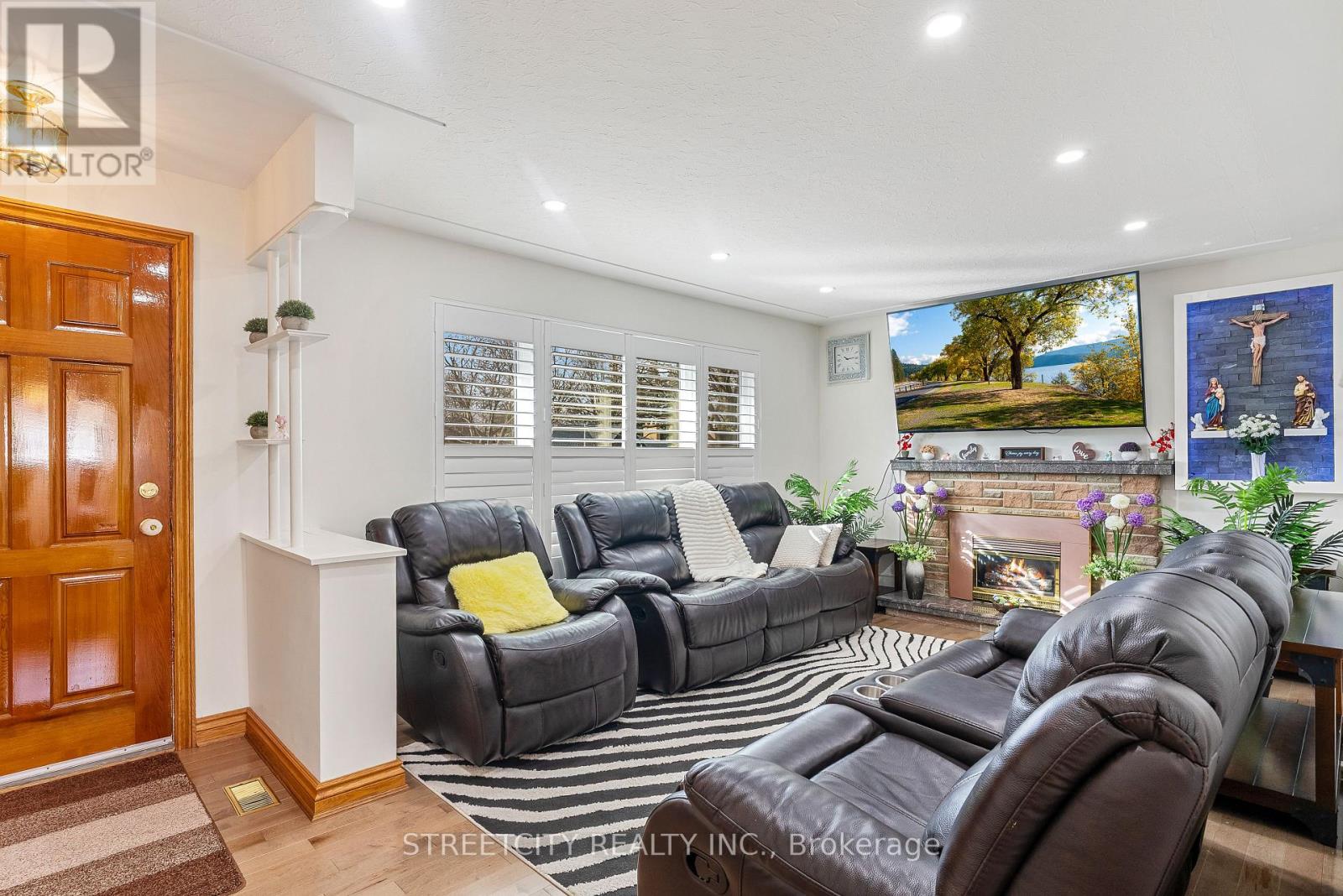 Photo 5 of 42 for 306 Burlington Crescent