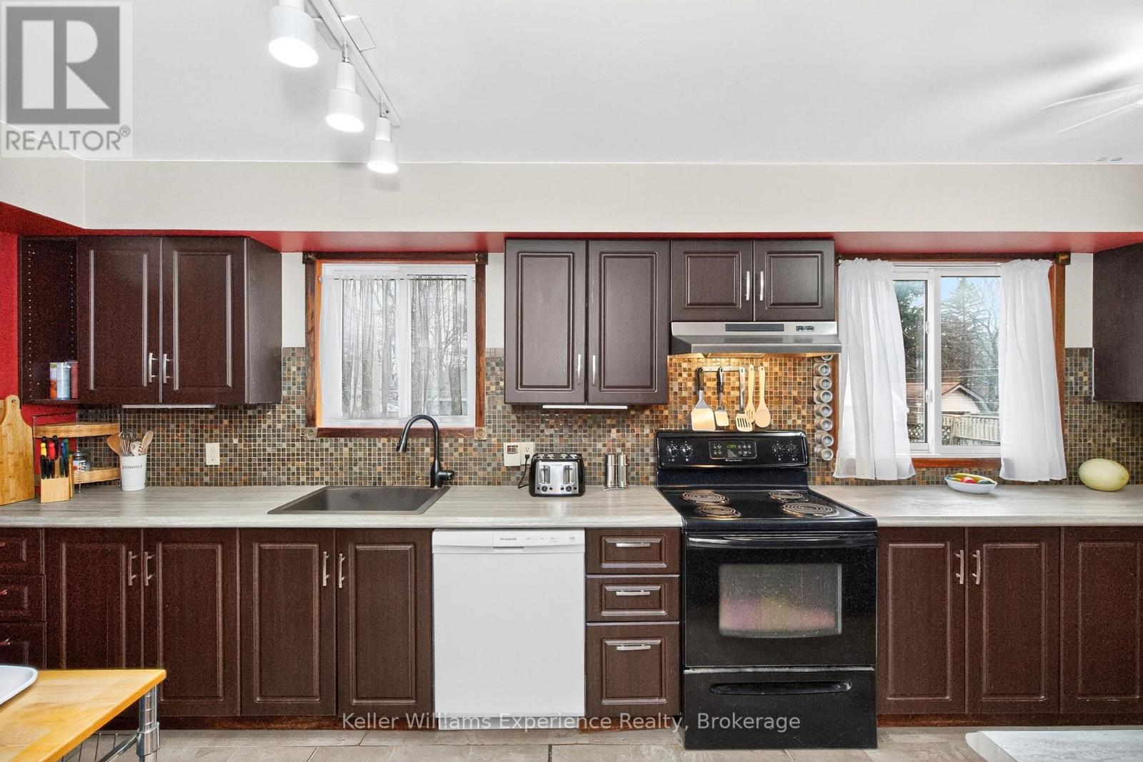 4 Dunlop Street, Penetanguishene, Ontario L9M 1J2 - Photo 4 - S12704956