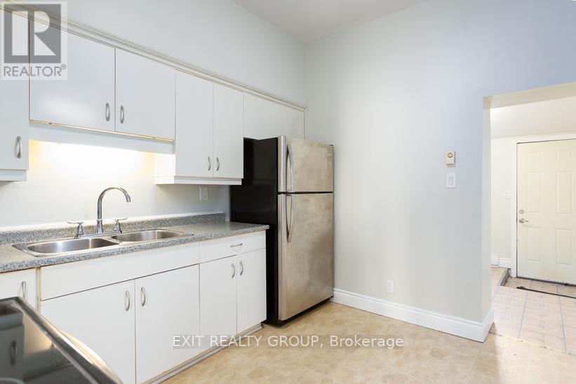 56 Moira Street W, Belleville (Belleville Ward), Ontario  K8P 1S3 - Photo 8 - X12896744