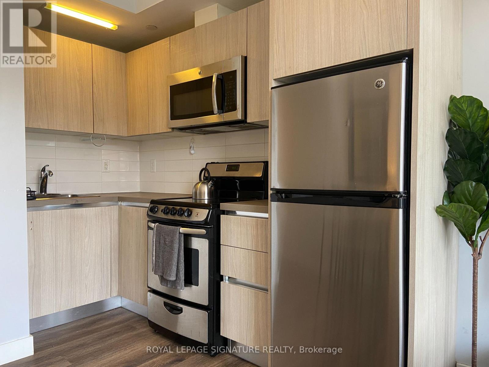 202 - 335 College Street, Toronto, Ontario  M5T 1S2 - Photo 5 - C12896760