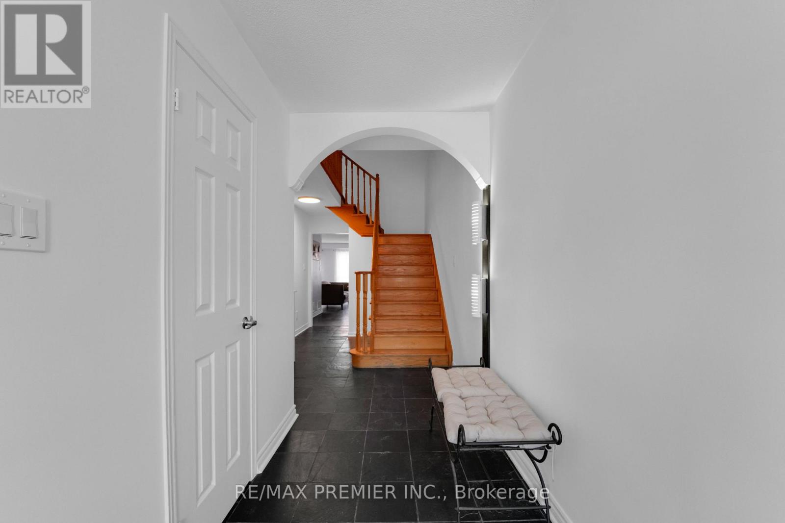 15 Michelle Drive, Vaughan, Ontario  L4L 9B8 - Photo 5 - N12896838