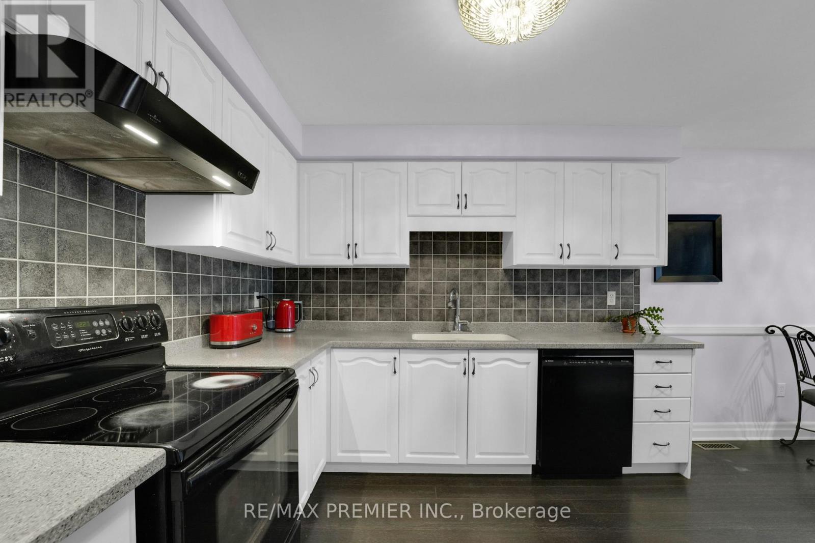 15 Michelle Drive, Vaughan, Ontario  L4L 9B8 - Photo 7 - N12896838