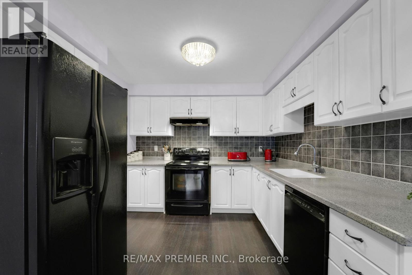 15 Michelle Drive, Vaughan, Ontario  L4L 9B8 - Photo 9 - N12896838