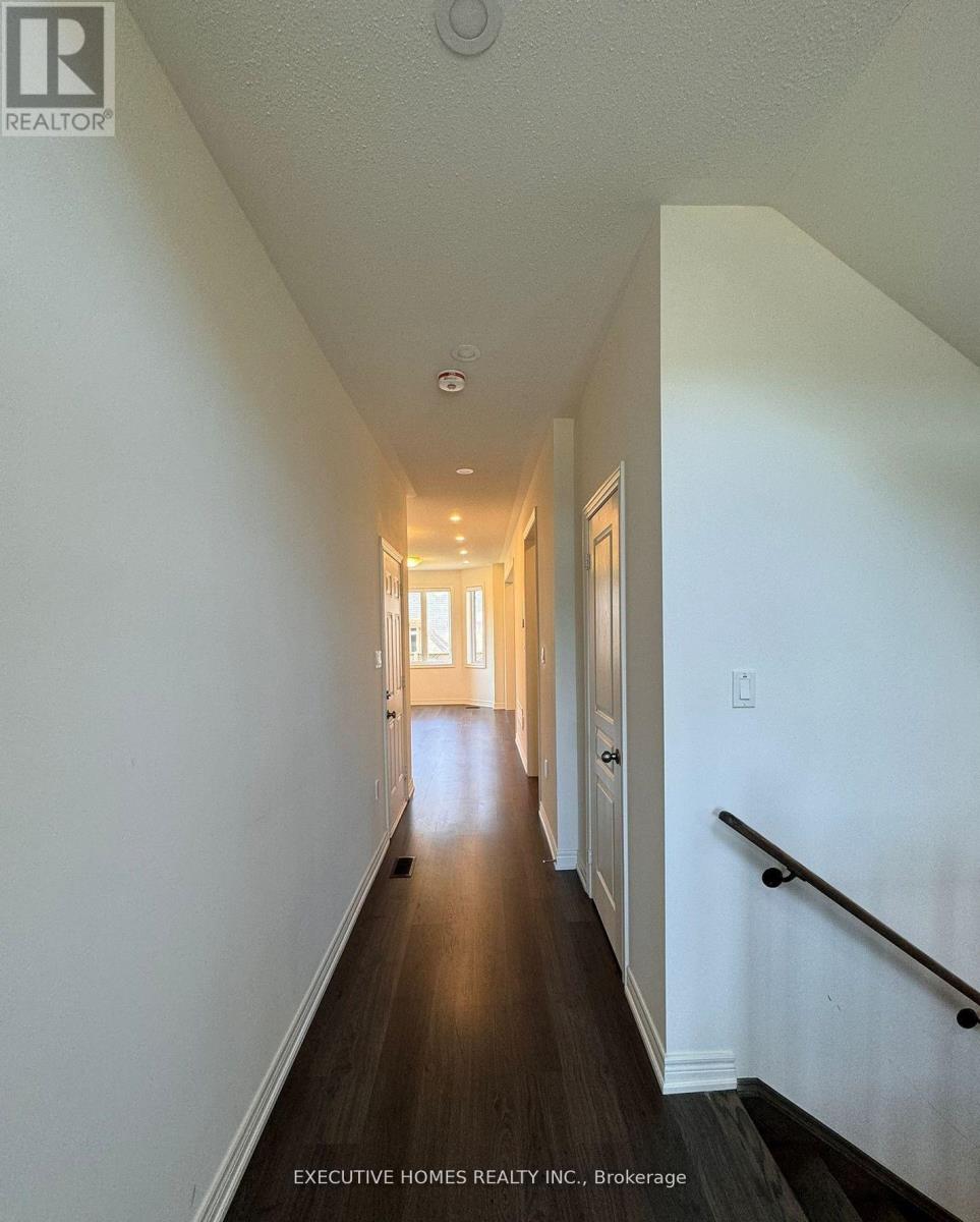 506 Threshing Mill Boulevard, Oakville, Ontario  L6H 0S9 - Photo 3 - W12896700