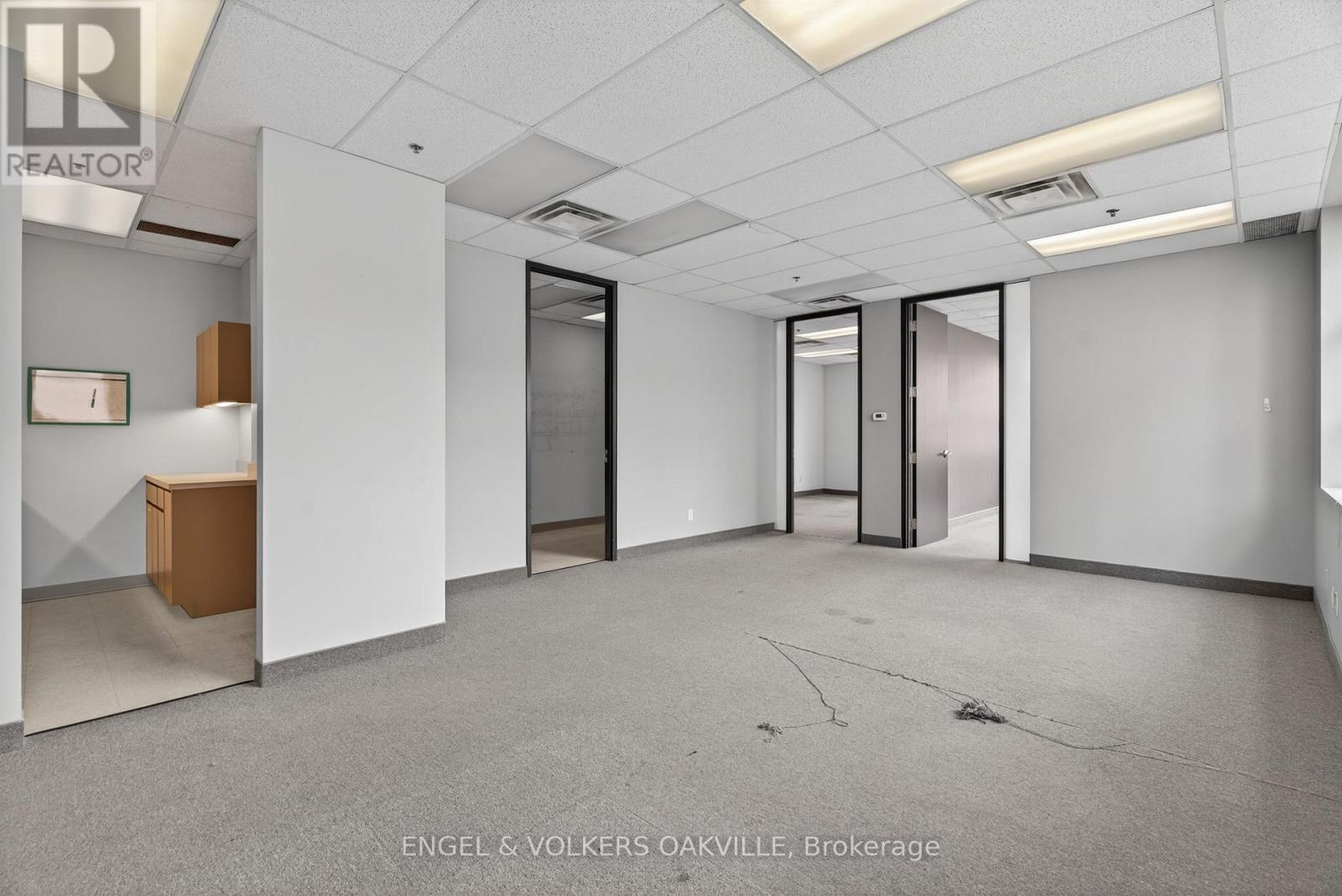 203 - 125 Lakeshore Road E, Mississauga, Ontario  L5G 1E5 - Photo 10 - W12896710