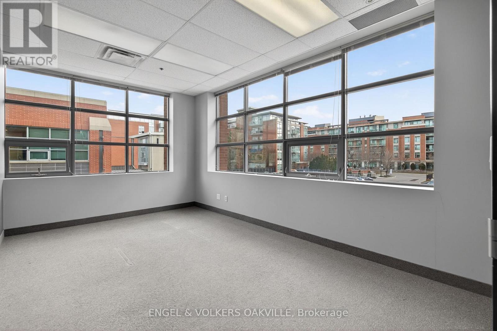 203 - 125 Lakeshore Road E, Mississauga, Ontario  L5G 1E5 - Photo 11 - W12896710