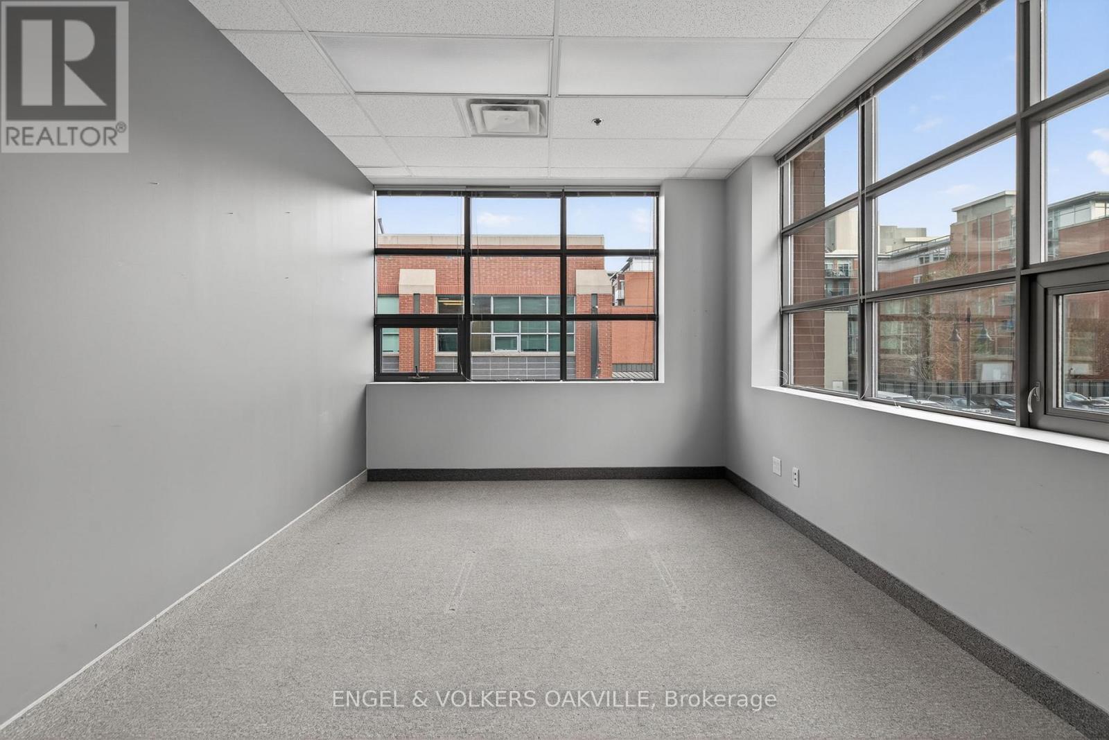 203 - 125 Lakeshore Road E, Mississauga, Ontario  L5G 1E5 - Photo 13 - W12896710