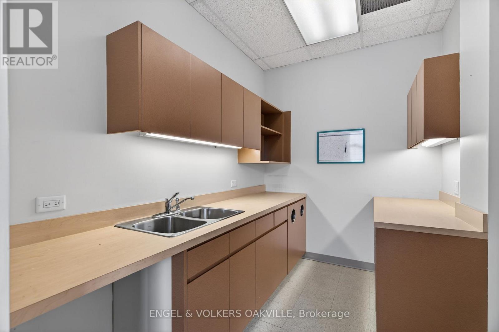 203 - 125 Lakeshore Road E, Mississauga, Ontario  L5G 1E5 - Photo 14 - W12896710