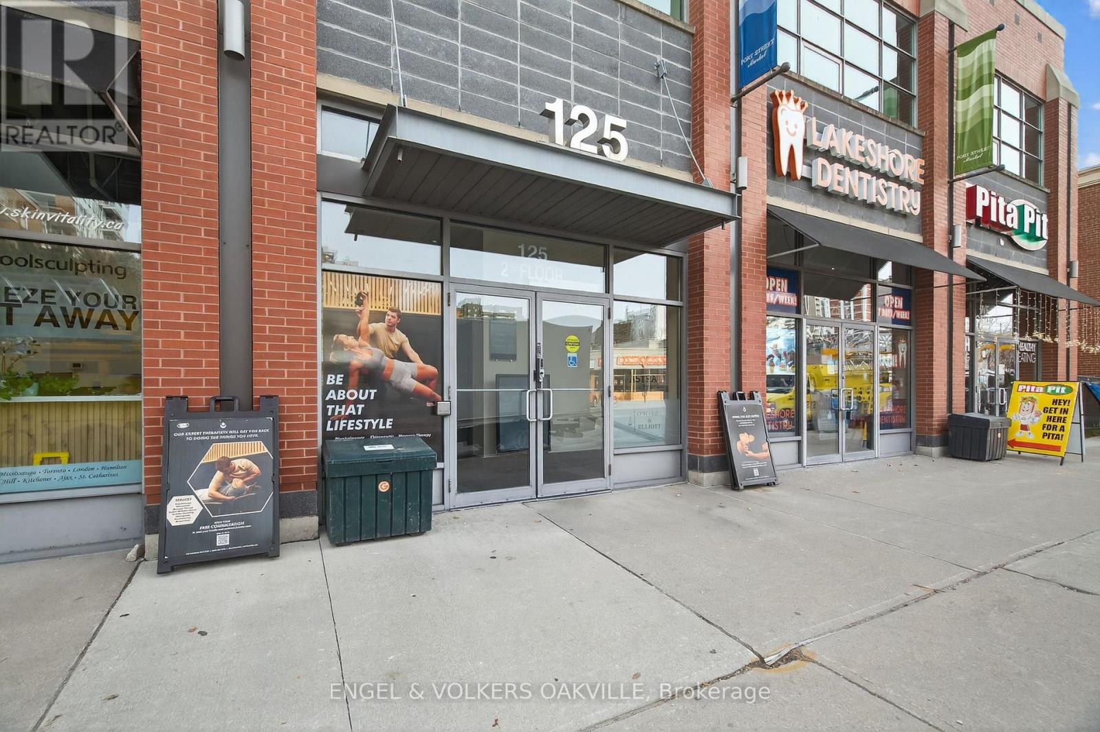 203 - 125 Lakeshore Road E, Mississauga, Ontario  L5G 1E5 - Photo 3 - W12896710