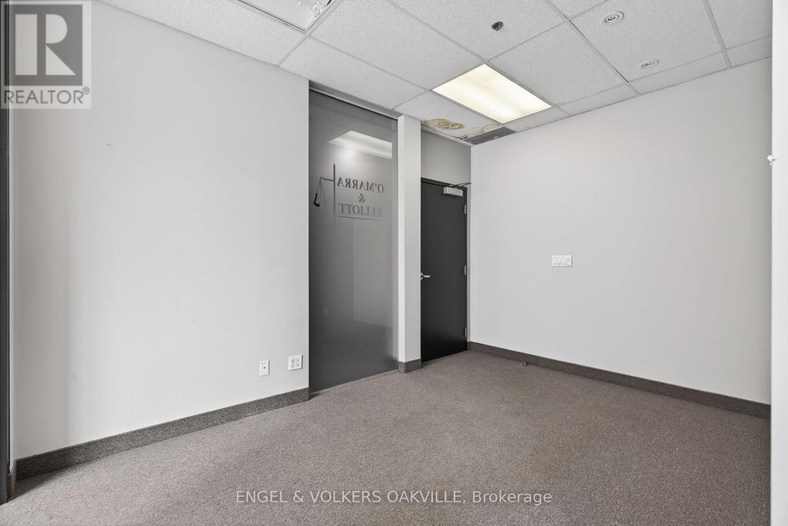 203 - 125 Lakeshore Road E, Mississauga, Ontario  L5G 1E5 - Photo 4 - W12896710