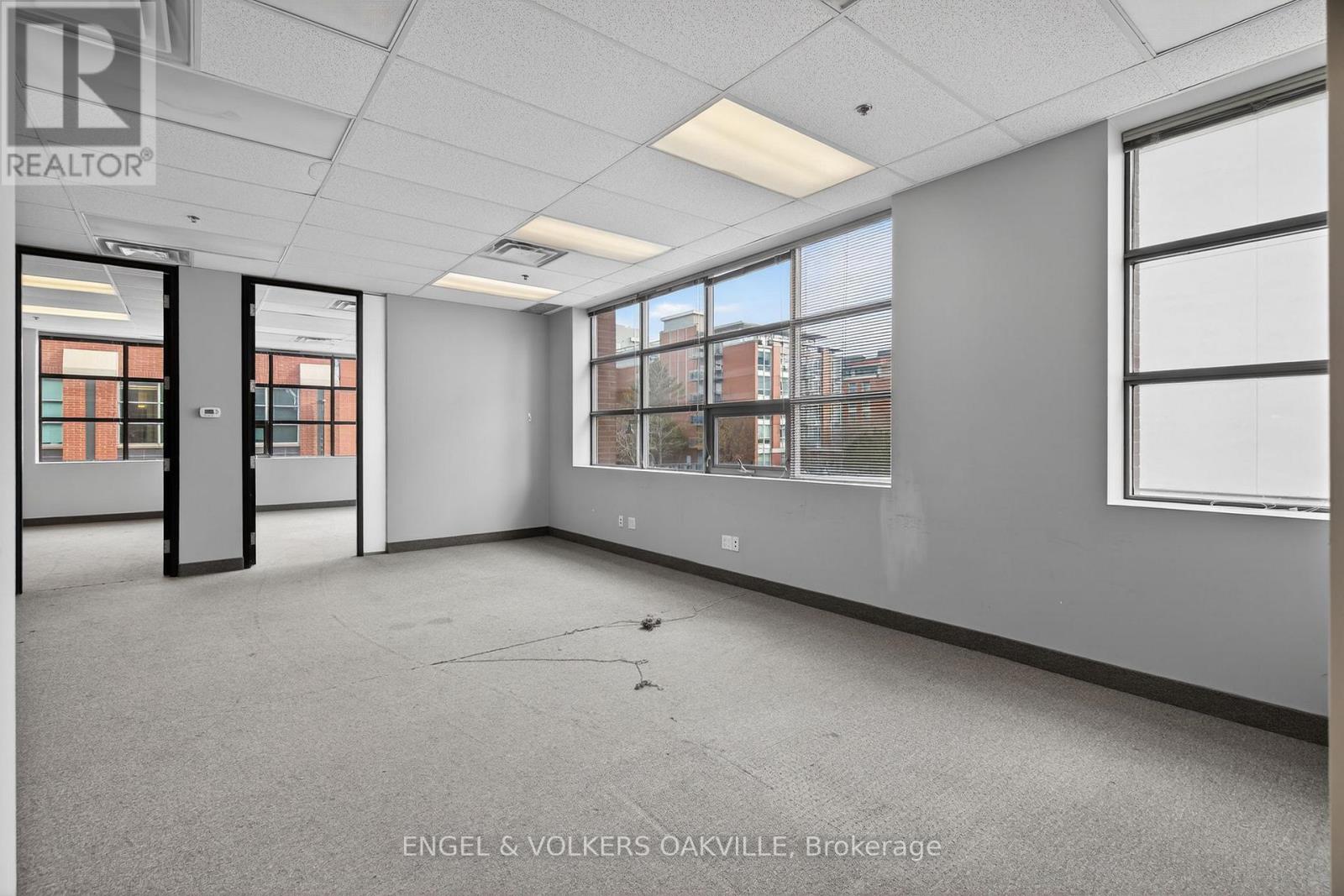 203 - 125 Lakeshore Road E, Mississauga, Ontario  L5G 1E5 - Photo 5 - W12896710