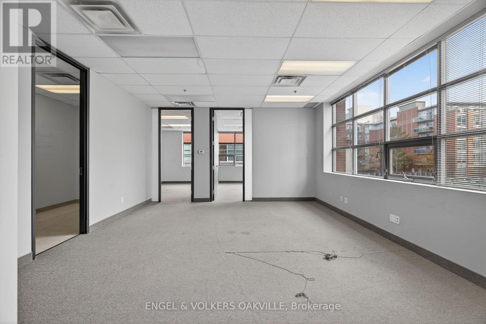 203 - 125 Lakeshore Road E, Mississauga, Ontario  L5G 1E5 - Photo 6 - W12896710