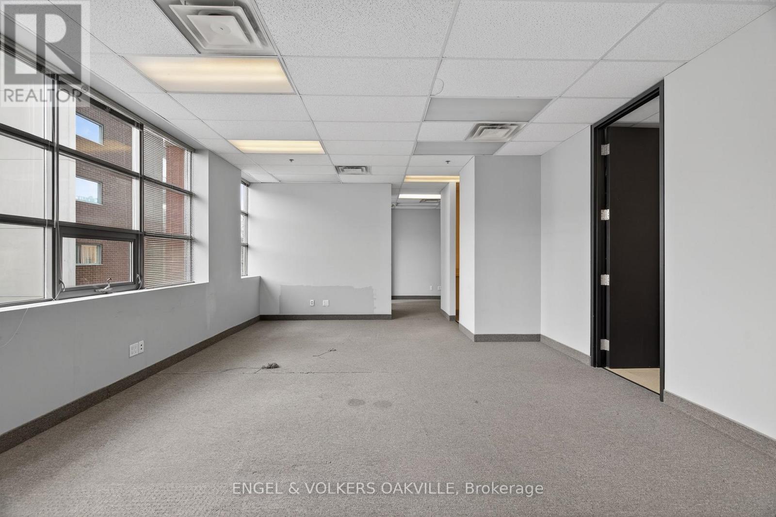 203 - 125 Lakeshore Road E, Mississauga, Ontario  L5G 1E5 - Photo 8 - W12896710