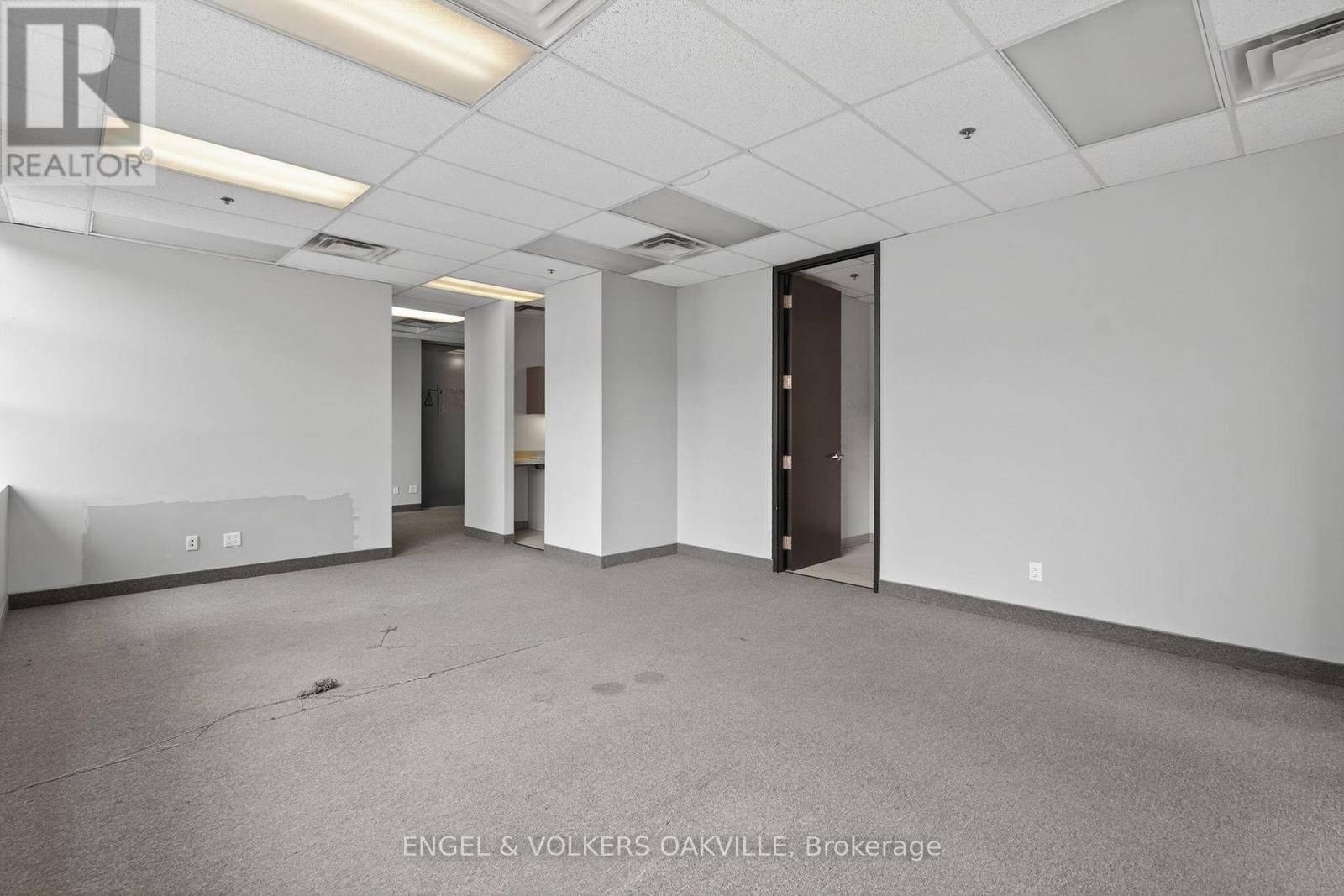 203 - 125 Lakeshore Road E, Mississauga, Ontario  L5G 1E5 - Photo 9 - W12896710