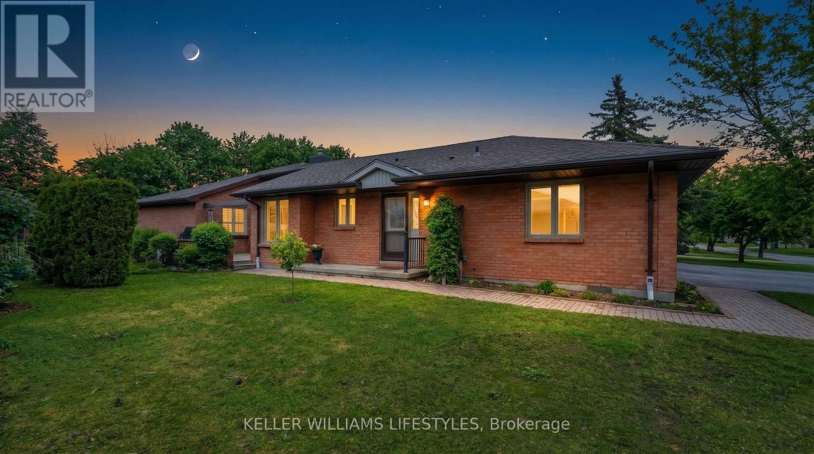 <div class="slider-price">$625,000</div><p>9 - 55 Fiddlers Green Road, London North, Ontario</p>