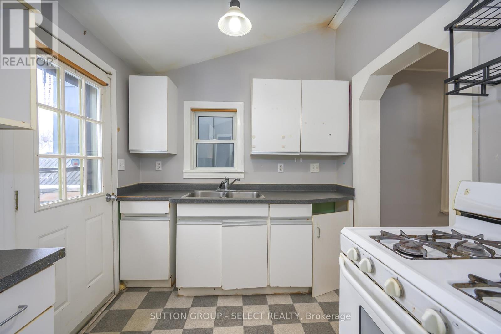 124 Edward Street, London South, Ontario  N6C 3H9 - Photo 11 - X12896984