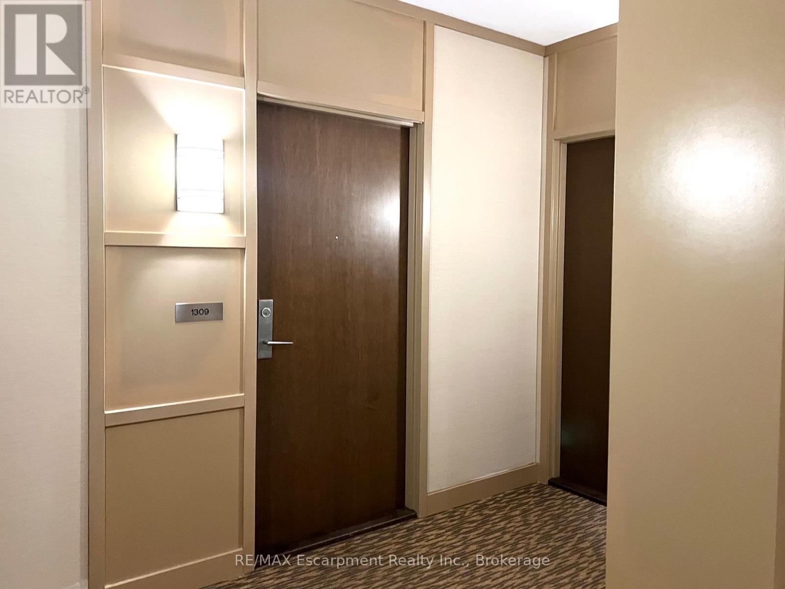 1309 - 1055 Southdown Road, Mississauga, Ontario  L5J 0A3 - Photo 4 - W12896908