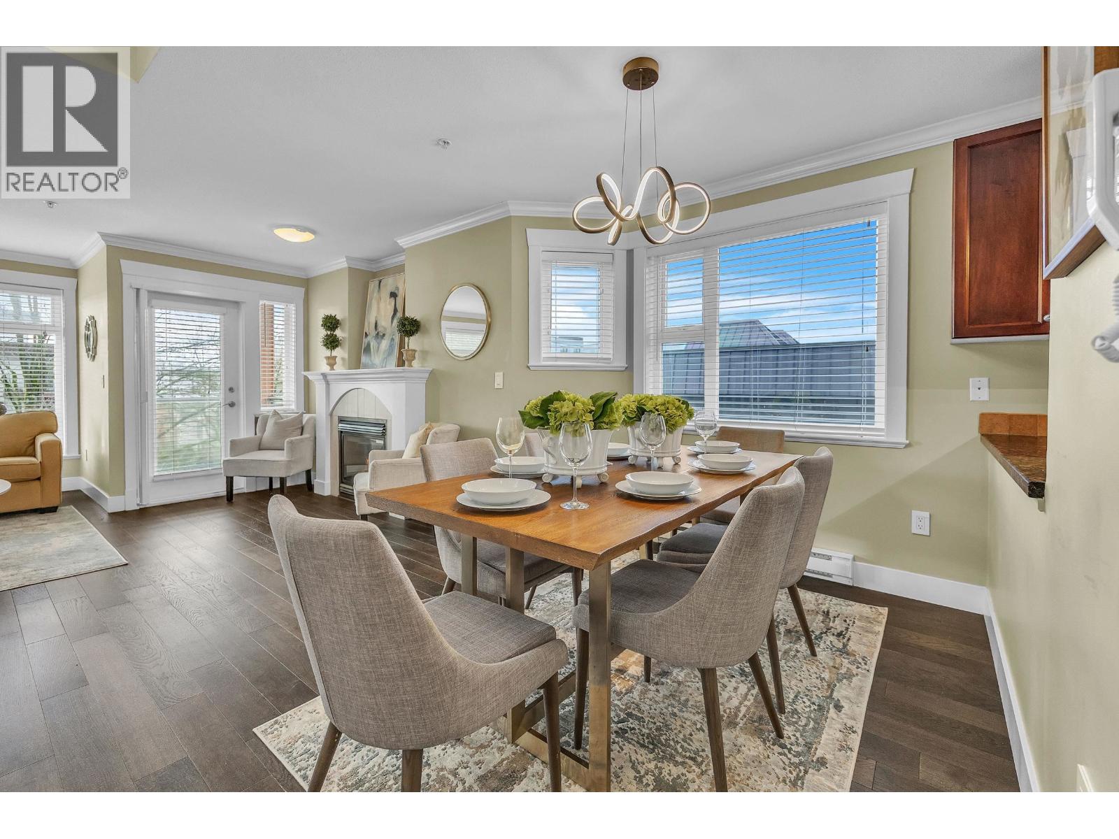 302 152 E 12th Street, North Vancouver, British Columbia  V7L 2J4 - Photo 1 - R3101173