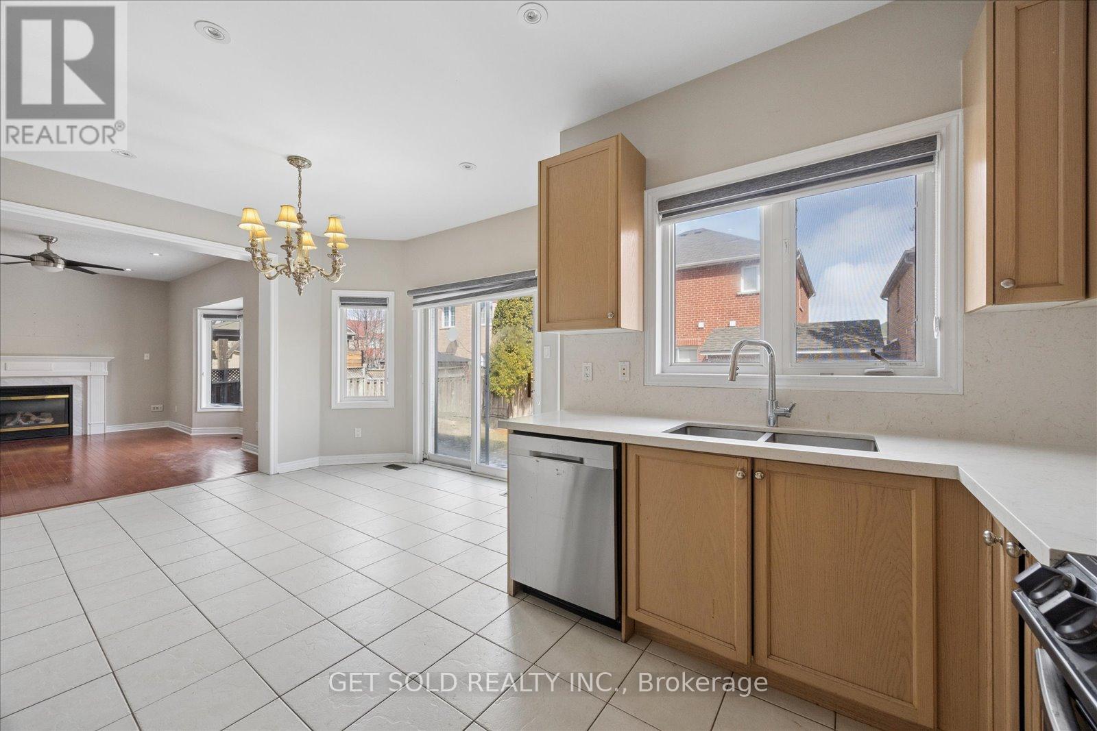 25 Mountain Gorge Road, Brampton, Ontario  L6R 2X7 - Photo 13 - W12896864