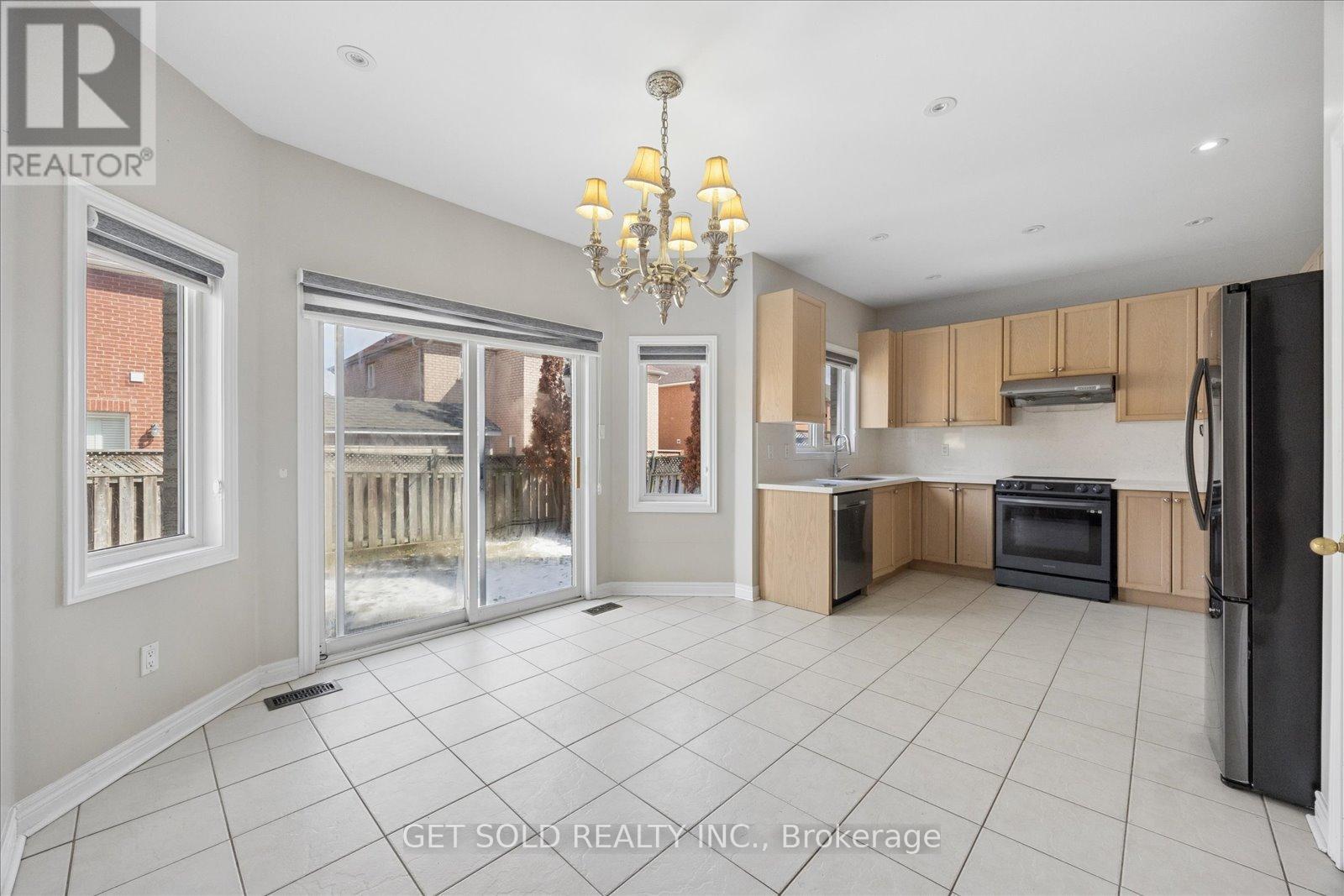 25 Mountain Gorge Road, Brampton, Ontario  L6R 2X7 - Photo 9 - W12896864