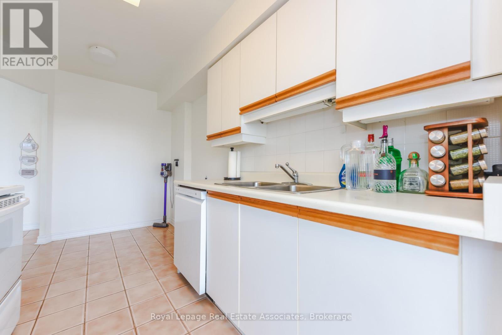 501 - 55 Elm Drive W, Mississauga, Ontario  L5B 3Z3 - Photo 17 - W12896878