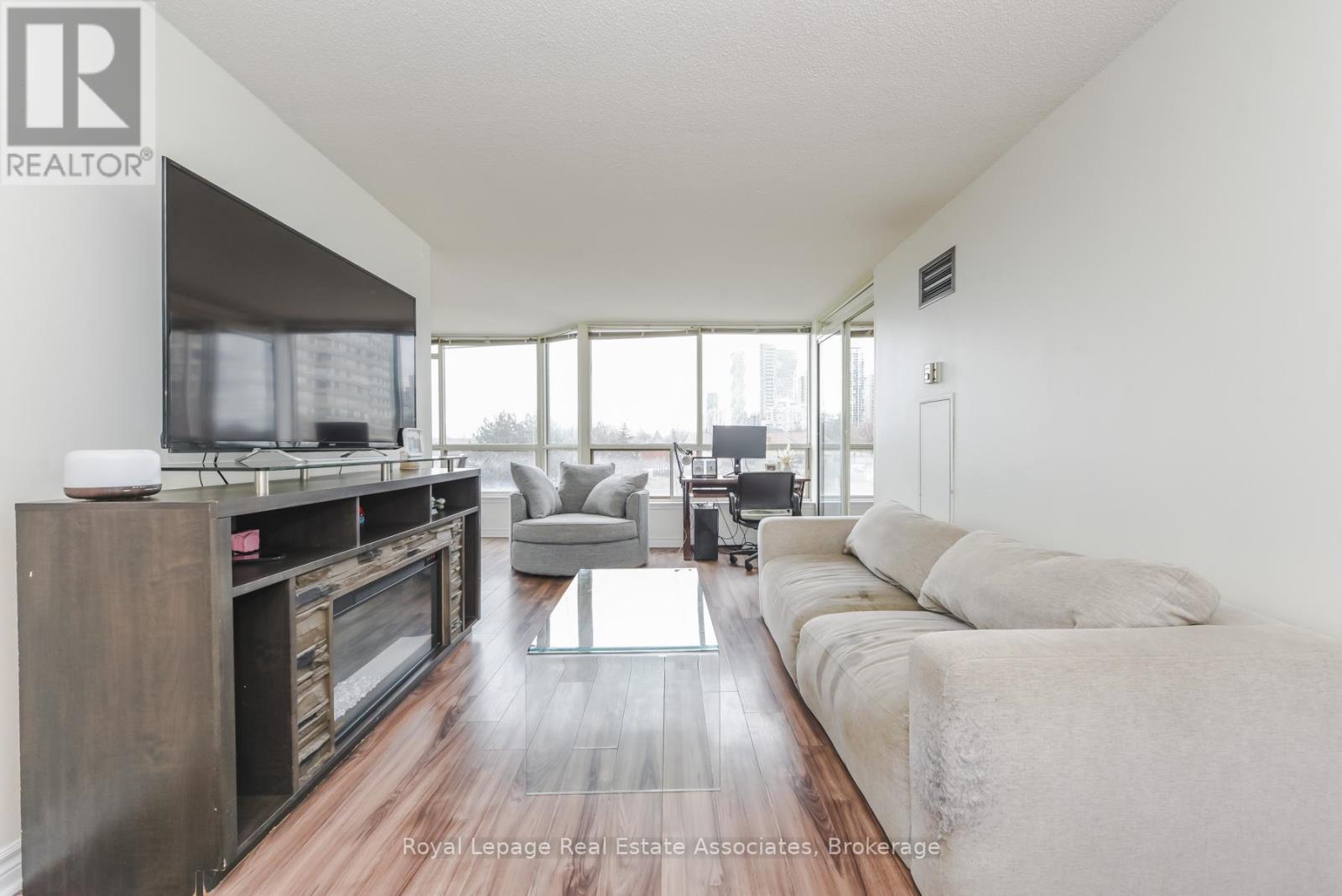 501 - 55 Elm Drive W, Mississauga, Ontario  L5B 3Z3 - Photo 2 - W12896878