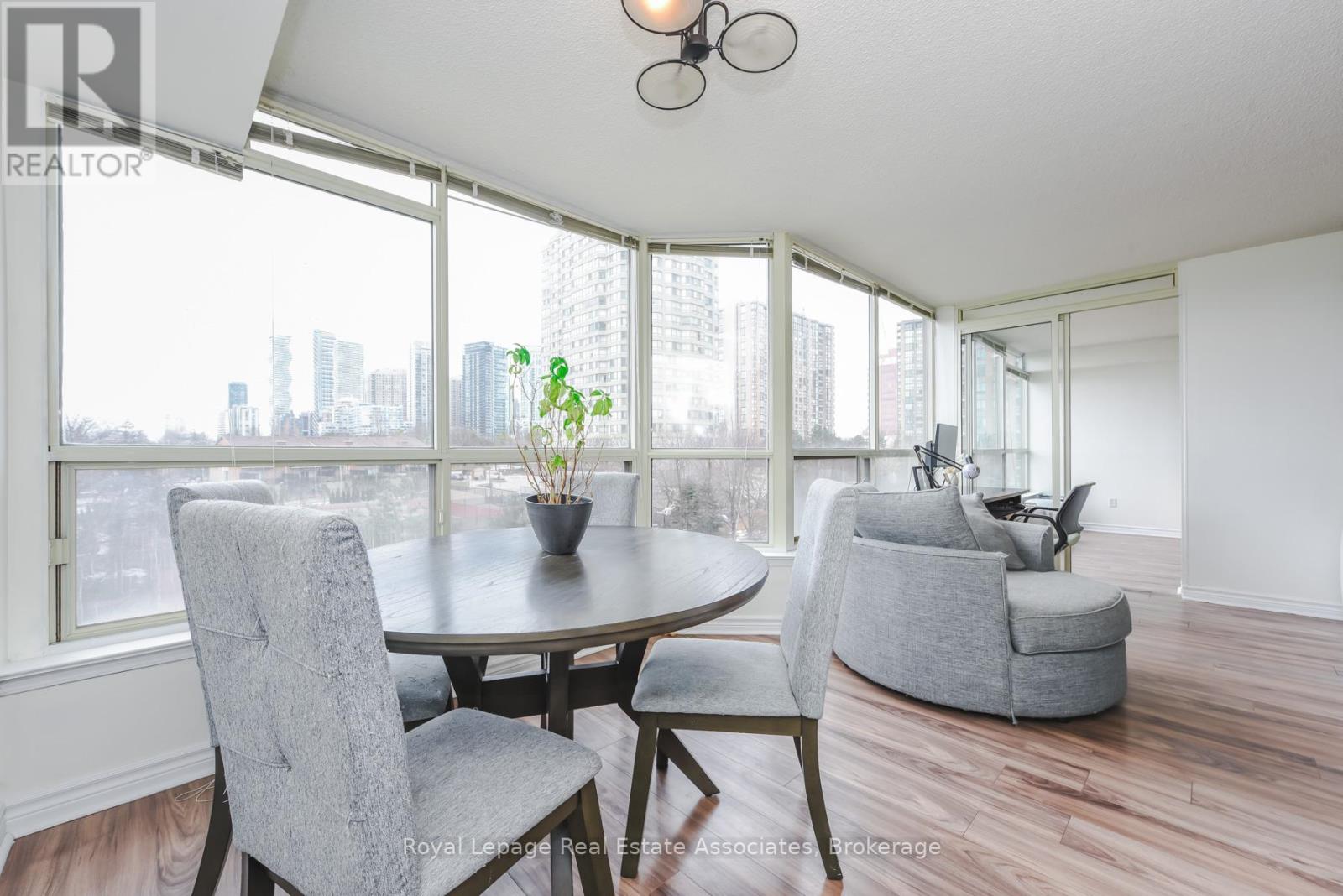 501 - 55 Elm Drive W, Mississauga, Ontario  L5B 3Z3 - Photo 5 - W12896878