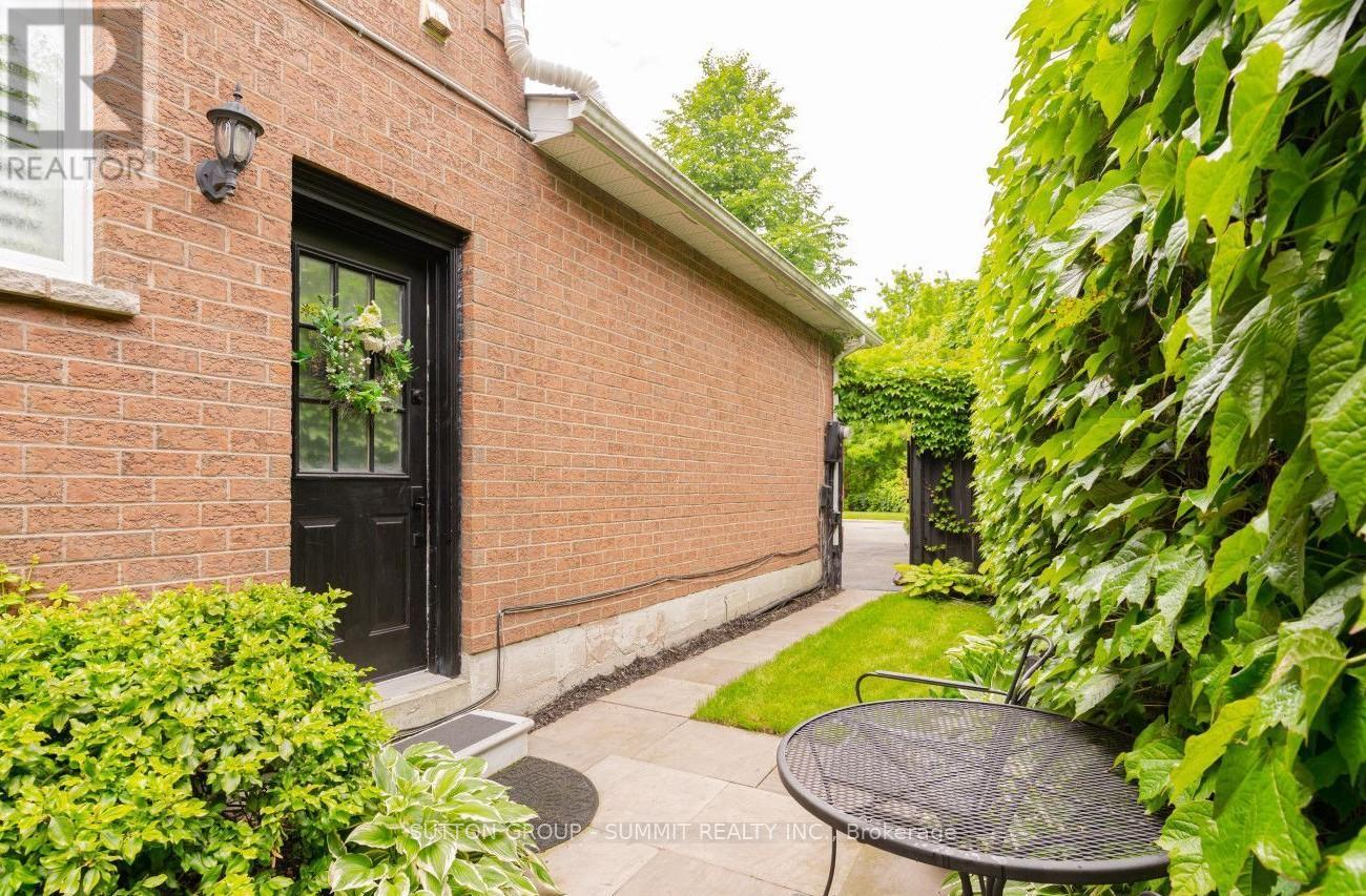 1100 Feeley Court, Mississauga (Clarkson), Ontario  L5J 4S5 - Photo 4 - W12896912