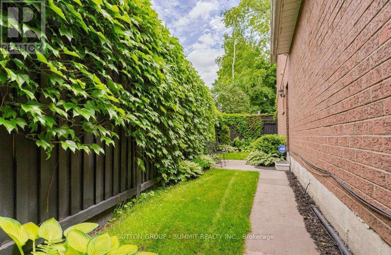 1100 Feeley Court, Mississauga (Clarkson), Ontario  L5J 4S5 - Photo 5 - W12896912