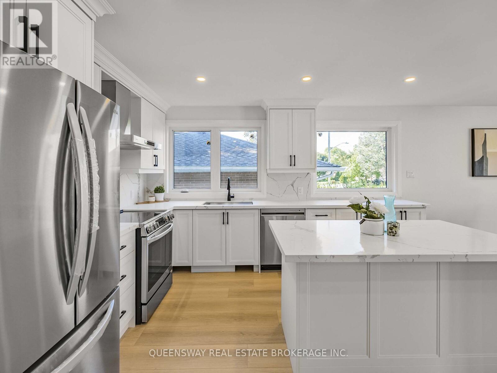 1128 Pinegrove Road, Oakville, Ontario  L6L 2W6 - Photo 15 - W12896930