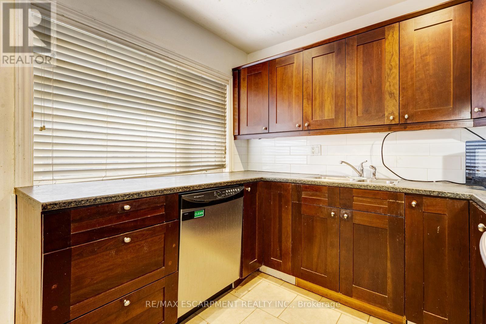 16 Woodward Avenue, Brampton, Ontario  L6V 1K1 - Photo 11 - W12896956