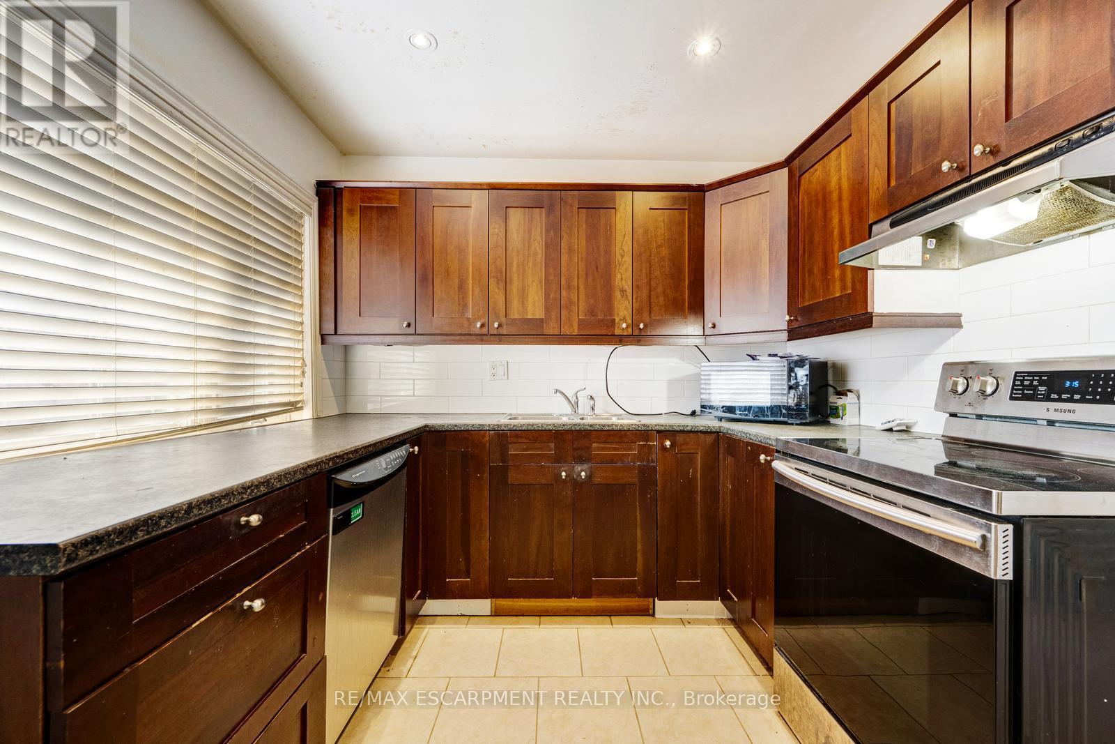 16 Woodward Avenue, Brampton, Ontario  L6V 1K1 - Photo 9 - W12896956