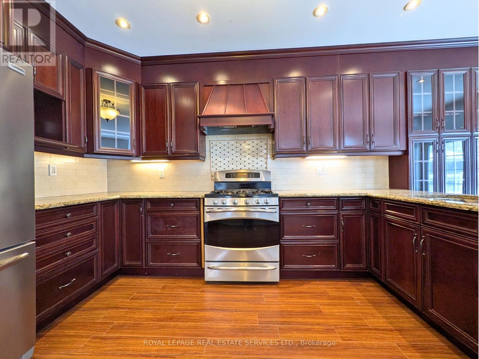 20 Holgate Street, Barrie, Ontario  L4N 2T5 - Photo 14 - S12885336