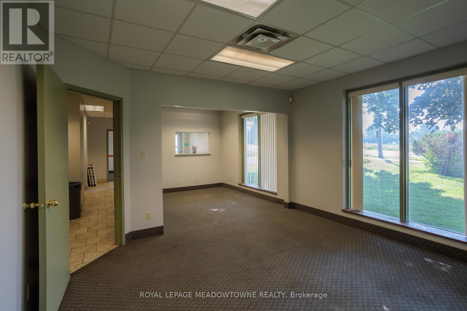 A - 685 Speedvale Avenue, Guelph (Willow West/sugarbush/west Acres), Ontario  N1K 1E6 - Photo 4 - X12897092