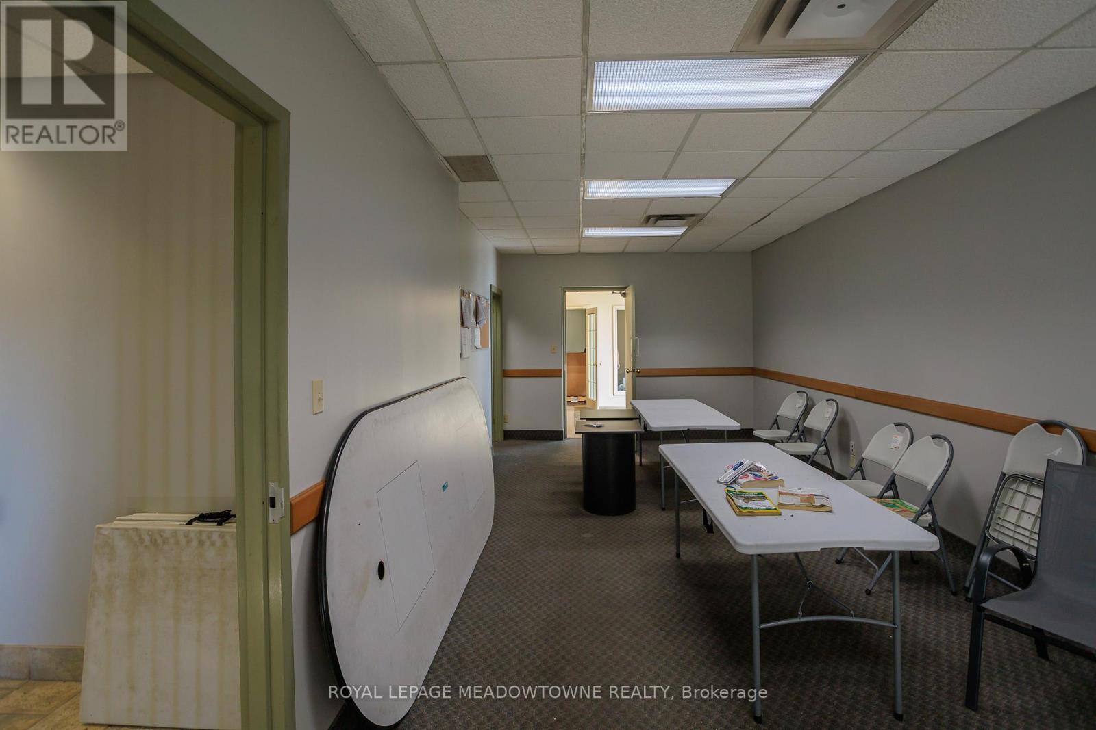 A - 685 Speedvale Avenue, Guelph (Willow West/sugarbush/west Acres), Ontario  N1K 1E6 - Photo 8 - X12897092