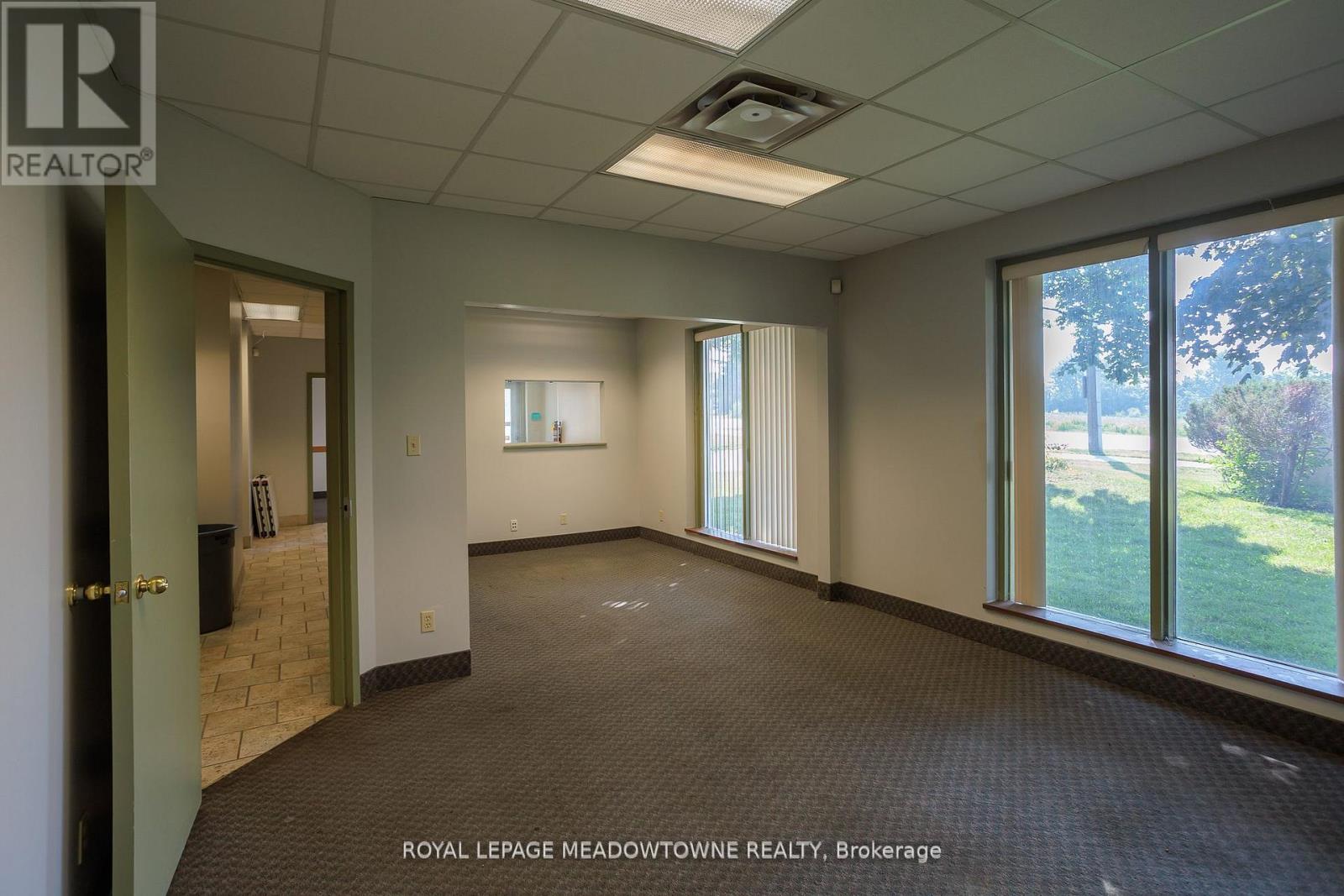 D - 685 Speedvale Avenue, Guelph (Willow West/sugarbush/west Acres), Ontario  N1K 1E6 - Photo 3 - X12897100