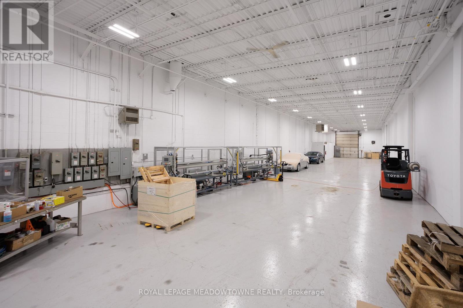 B - 685 Speedvale Avenue, Guelph (Willow West/sugarbush/west Acres), Ontario  N1K 1E6 - Photo 2 - X12897116